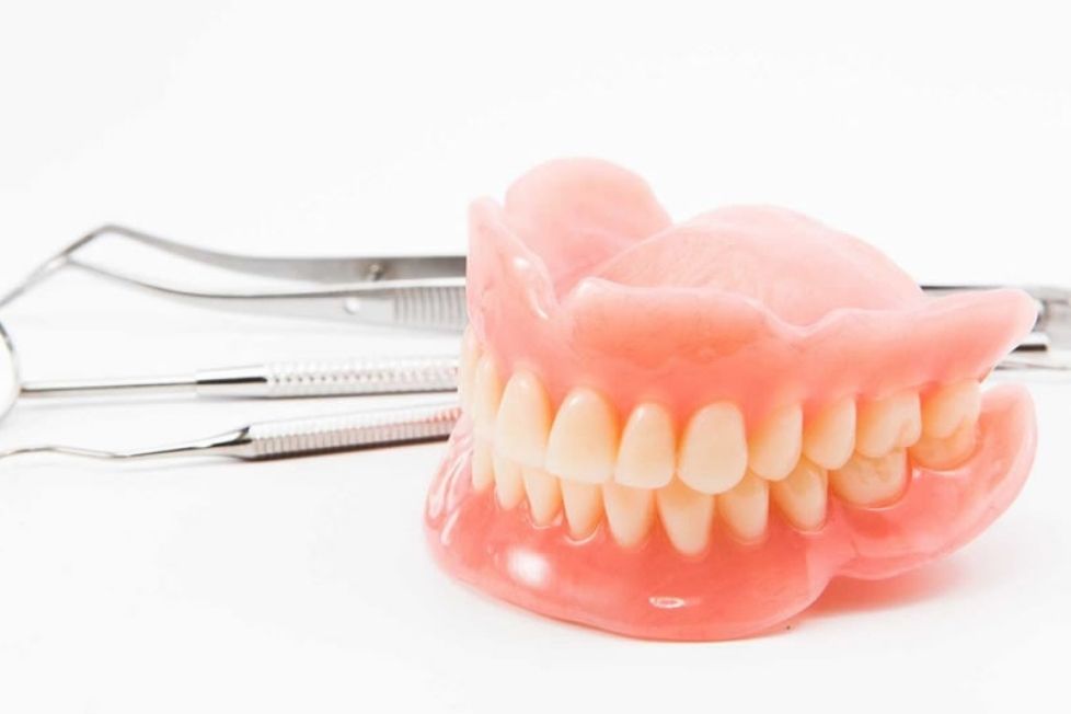Пластмассовые (акриловые) протезы зубов поставить